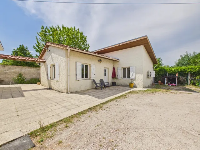 PESSAC LADONNE- Rare real estate complex with 2 houses on 1110m2 .
