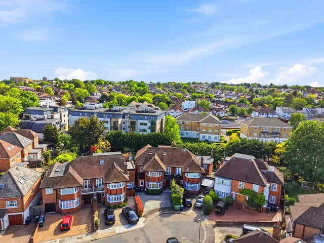 3 Ashley Close, London NW4 1PH