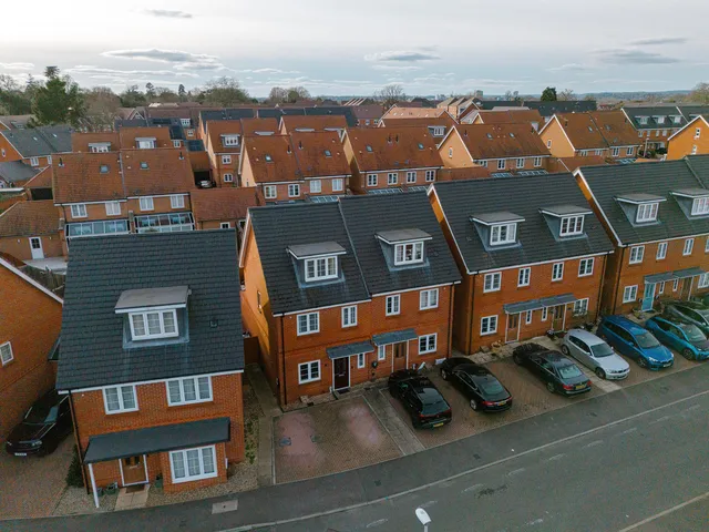32 Repton Crescent, Reading RG6 1FL