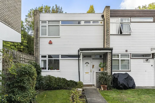 11 Tracey Court Belmont Lane, Stanmore HA7 2PS