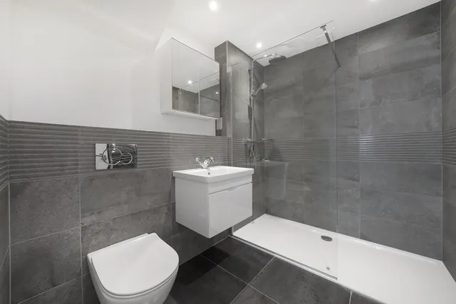 27 Kings Avenue, Greenford UB6 9DB