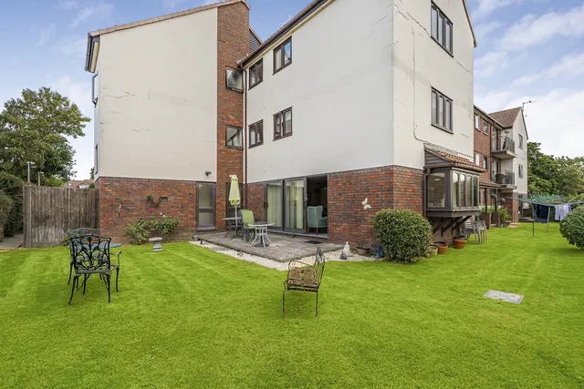 27 Cobbinsbank, Waltham Abbey EN9 1NY