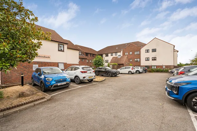 27 Cobbinsbank, Waltham Abbey EN9 1NY