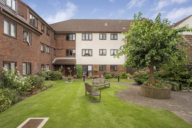 27 Cobbinsbank, Waltham Abbey EN9 1NY