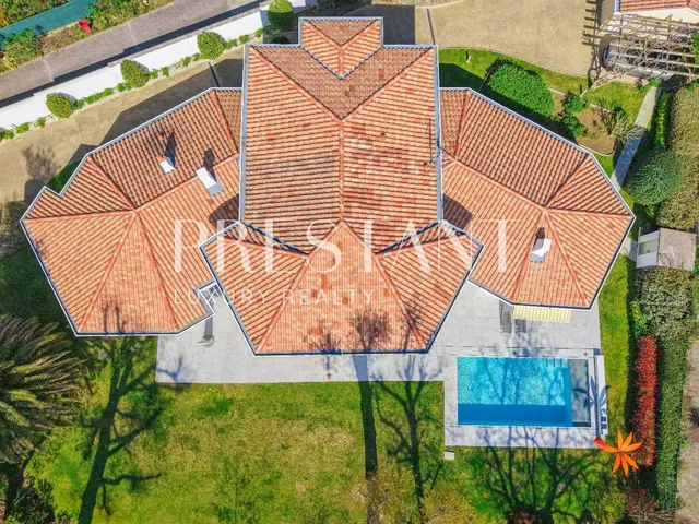 In Biarritz - Character property on a beautiful plot of 1,900 m2 in a residential and preserved area.