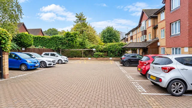 Du Cros Drive, Middx HA7 4SY