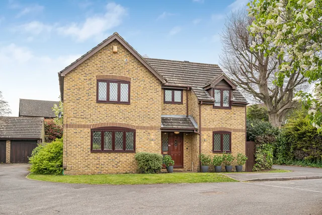 6 Fairacres, Tadworth KT20 5QT