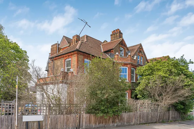 19 Thornton Avenue, London SW2 4HL
