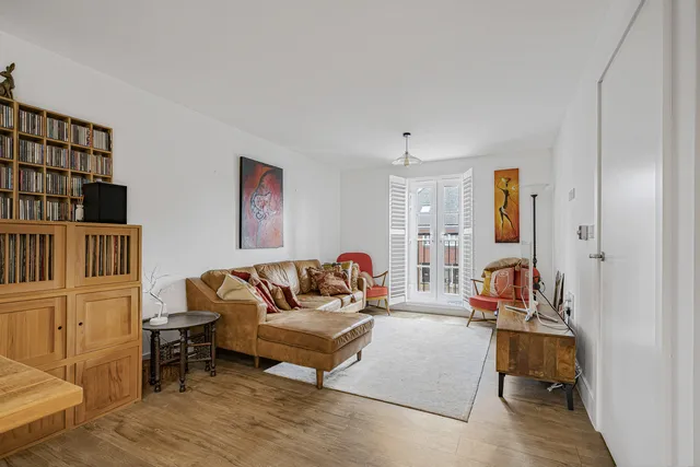Flat 1, 90 De Burgh Gardens, Tadworth KT20 5LH