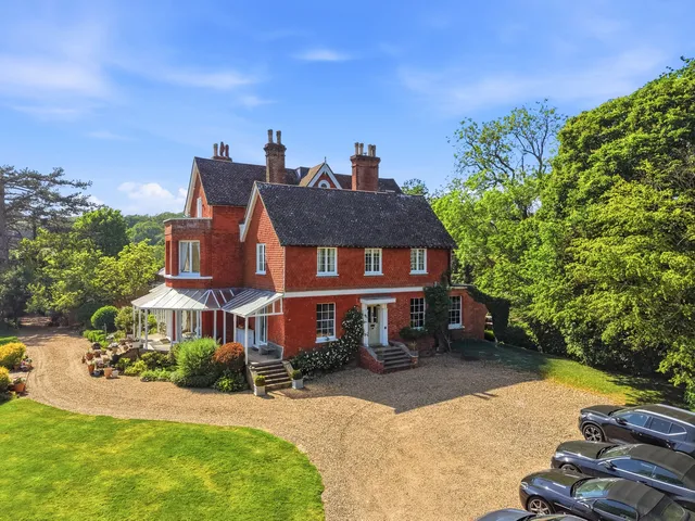 Wrays Crutchfield Lane, Horley RH6 0HT