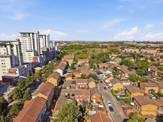 1 Livesey Close, London SE28 0GR