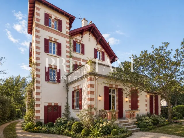 Character home to renovate — Heart of Biarritz, 3,054 m² plot