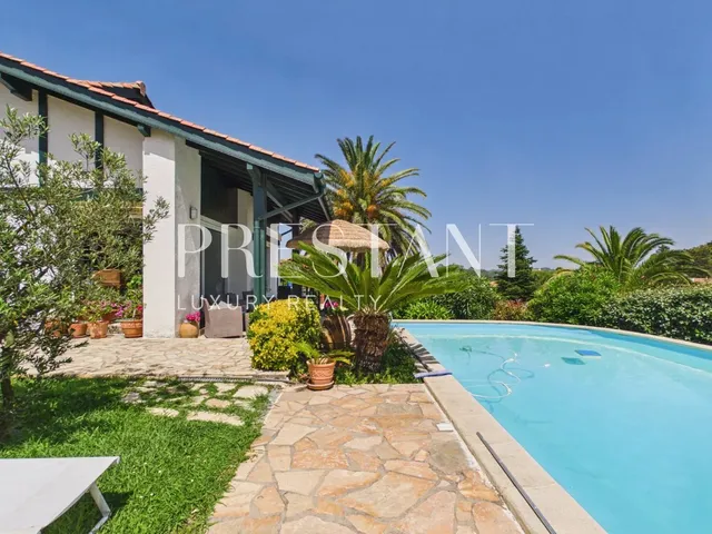 Ocean and mountain views – swimming pool and 1,200 sqm² plot