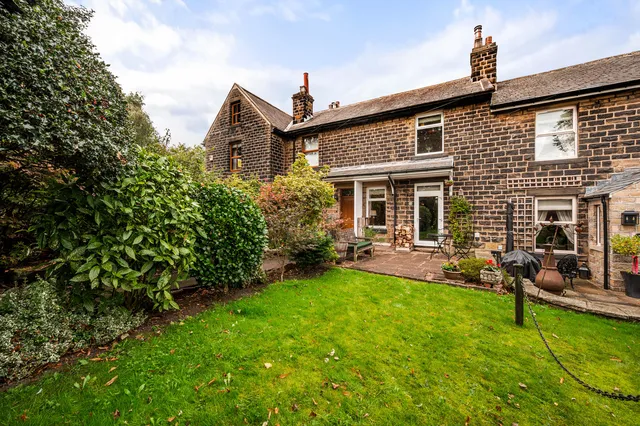 3 Hall Syke, Huddersfield HD8 8AN