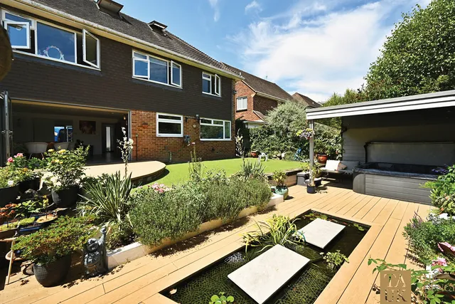 30 Brangwyn Drive, Brighton BN1 8XD