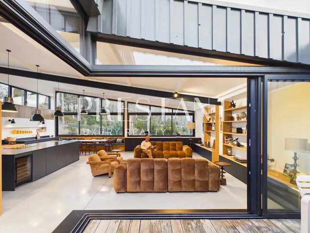 Biarritz — Contemporary loft with generous volumes and central patio