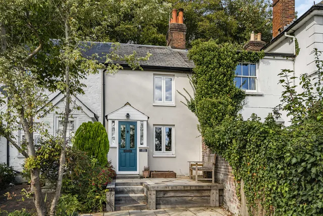 1 Hillside Cottages Tandridge Lane, Oxted RH8 9NN