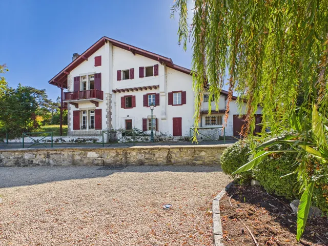 House to renovate in the heart of Guéthary - 278 sqm, 7 bedrooms, 4,210 sqm park, ocean view from the floors