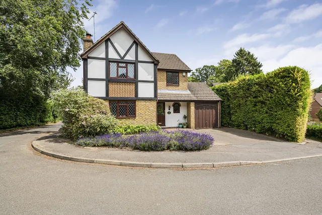 4 Fairacres, Tadworth KT20 5QT