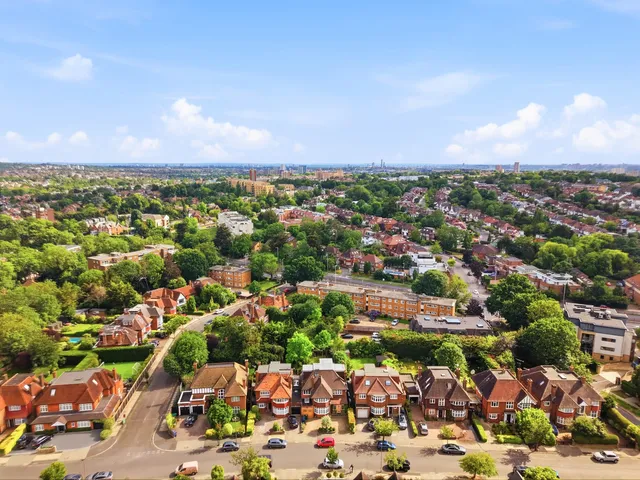 21 Manor Hall Avenue, London NW4 1PA