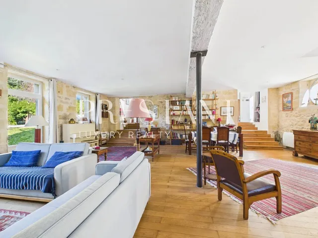 EXCLUSIVE - BOULIAC - HISTORIC 17TH CENTURY OUTBUILDING - 230 M² - LANDSCAPED GARDEN 2100 m² - QUIET PRESTIGE