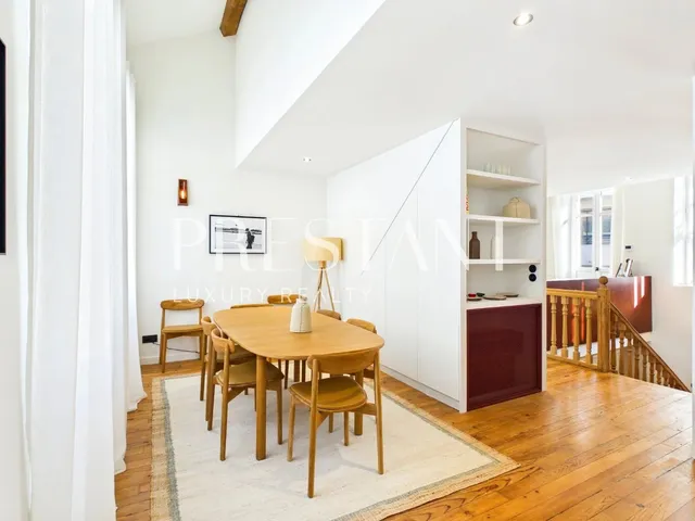 City center, elegant townhouse with parking