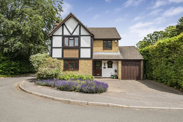 4 Fairacres, Tadworth KT20 5QT