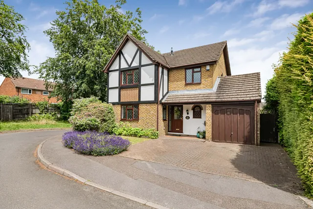 4 Fairacres, Tadworth KT20 5QT