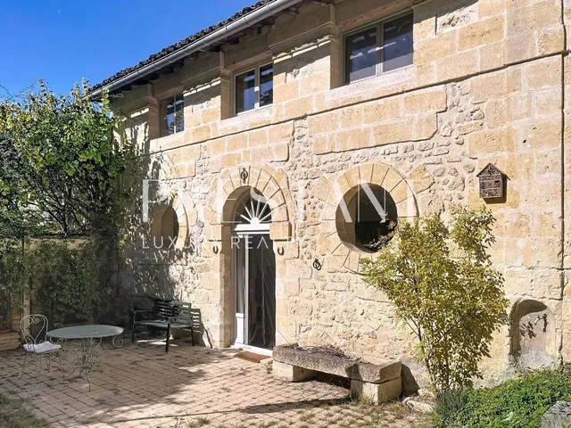 EXCLUSIVE - BOULIAC - HISTORIC 17TH CENTURY OUTBUILDING - 230 M² - LANDSCAPED GARDEN 2100 m² - QUIET PRESTIGE