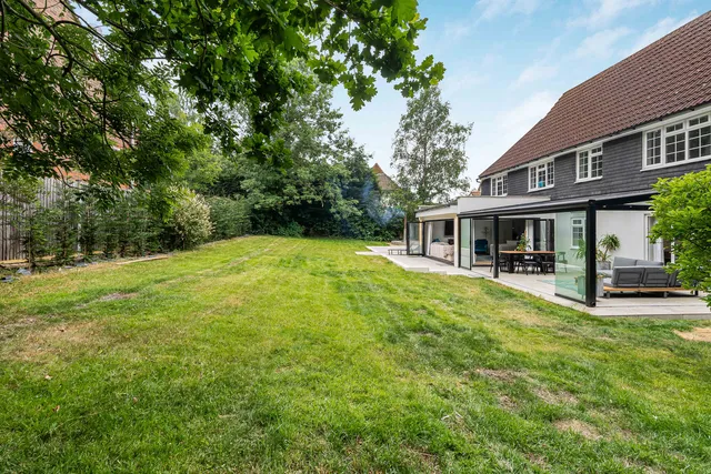 1 Giffards Meadow, Farnham GU9 8DA