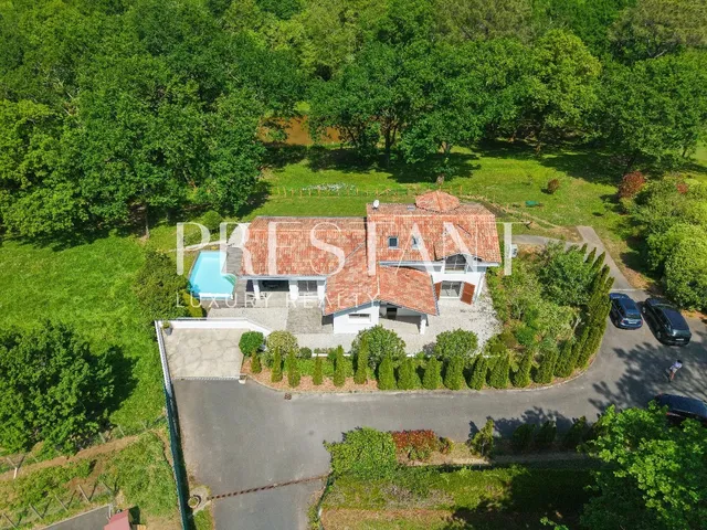 ARCANGUES – Contemporary house – Wooded park – Pond view – Heated pool