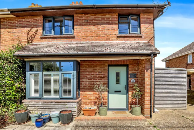 19 Solent Way, Lymington SO41 0TE