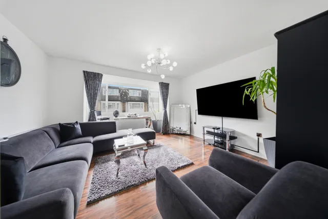 28 Atkinson Road, London E16 3LR