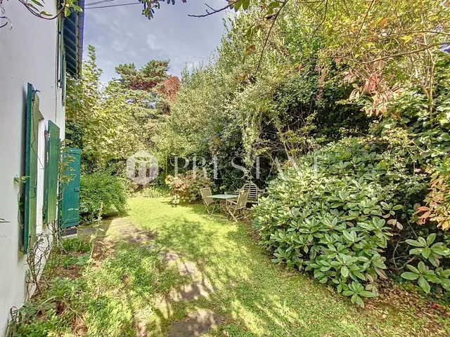 Charming old house with a large garden in the heart of Cinq Cantons in Anglet.