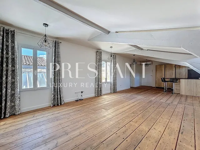 Hyper center of Bordeaux - stone building - T2 of 62.50 carrez - top floor with elevator