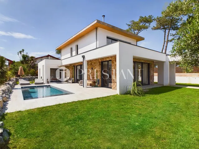 Anglet Chiberta - In the calm of a pathway, contemporary villa, set in a beautiful landscaped garden with a swimming pool.