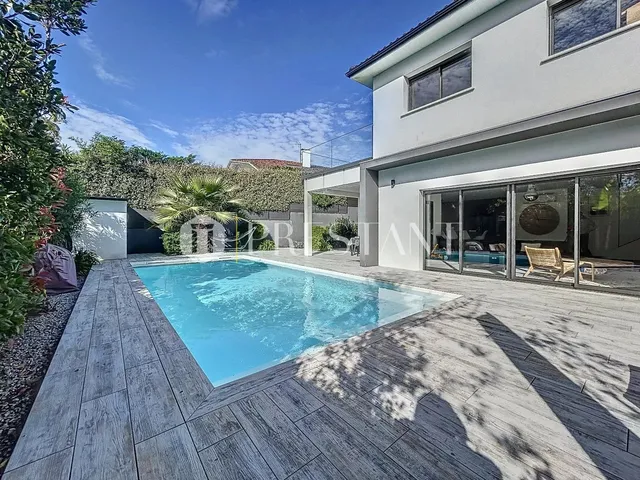 Anglet Chiberta - Ensemble immobilier pour une surface totale de 220 m2 habitables, édifié sur un terrain arboré et paysagé de presque 1 000 m2 avec piscines