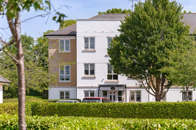 4 Howard Court Tudor Way, Woking GU21 2UE