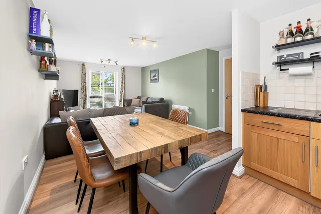 4 Howard Court Tudor Way, Woking GU21 2UE