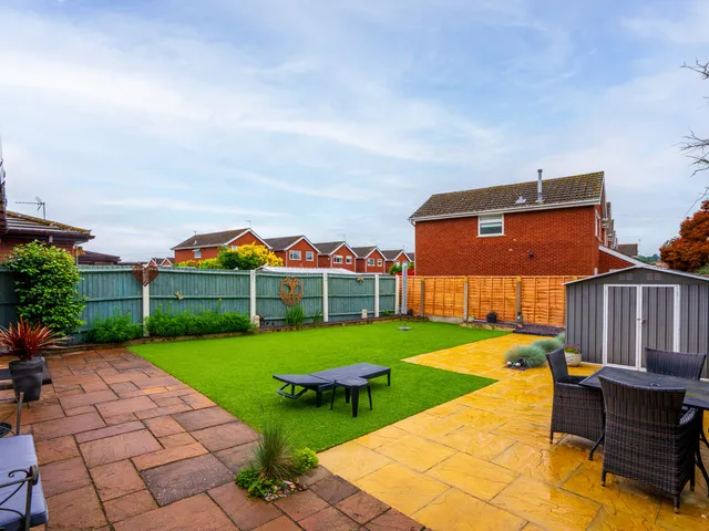 4 The Hollies, Stourport-on-severn DY13 8PE