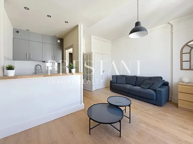 Prestigious studio in the heart of the historic center just a few steps from the beach