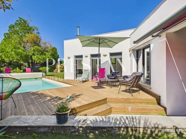 Family Home with Recent Extension and Pool