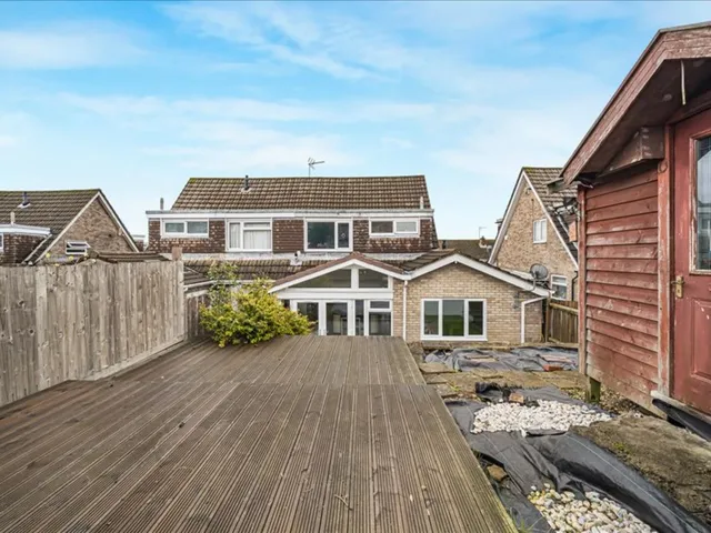 22 Caerleon Court, Caerphilly CF83 2UF