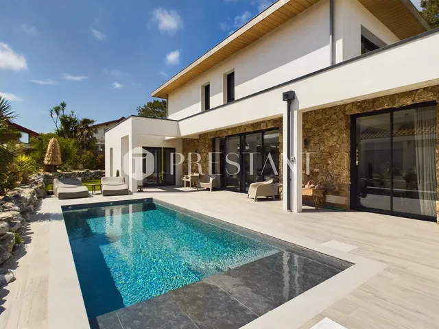 Anglet Chiberta - In the calm of a pathway, contemporary villa, set in a beautiful landscaped garden with a swimming pool.