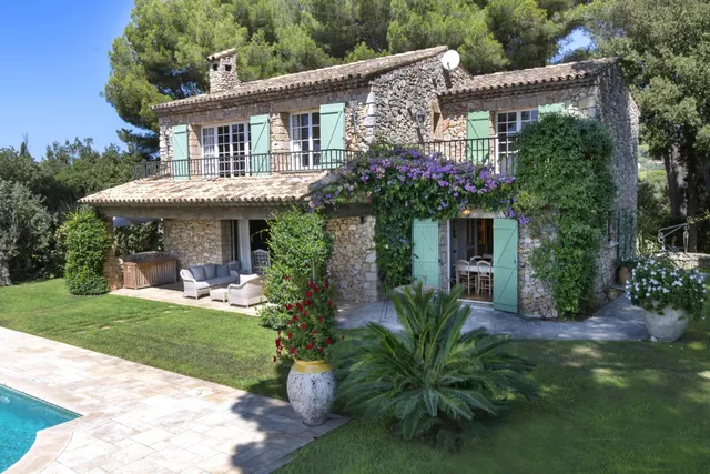 Provençal-Style House with Panoramic Views