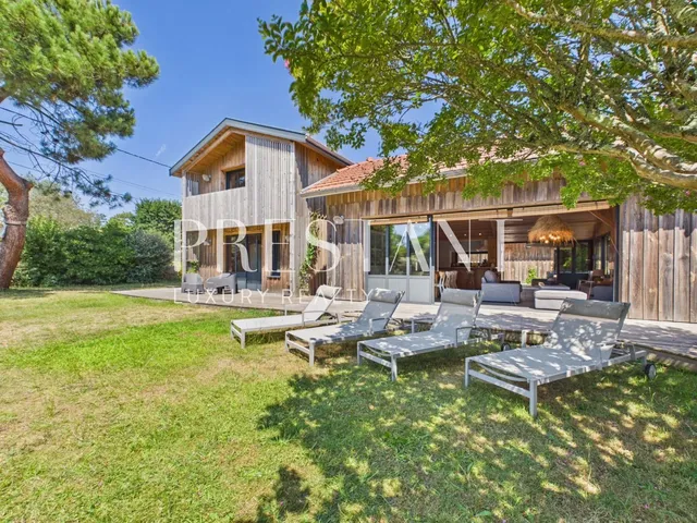 CAP FERRET – A stone's throw from the Bélisaire jetty: The ultimate walk-everywhere lifestyle in a highly sought-after neighborhood