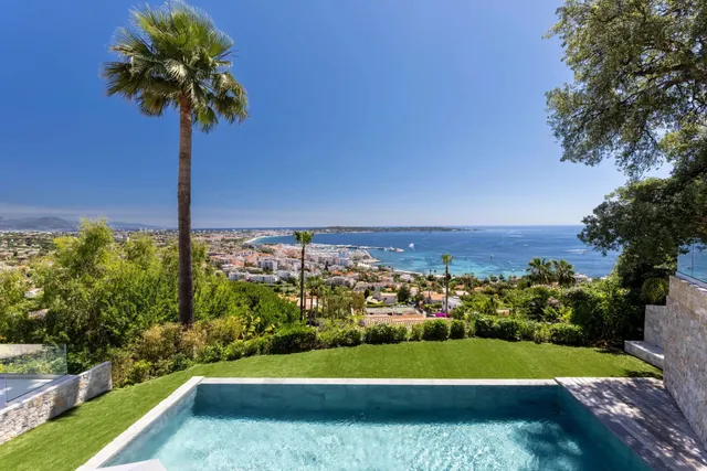 Contemporary Villa with Panoramic Sea Views — Super Cannes