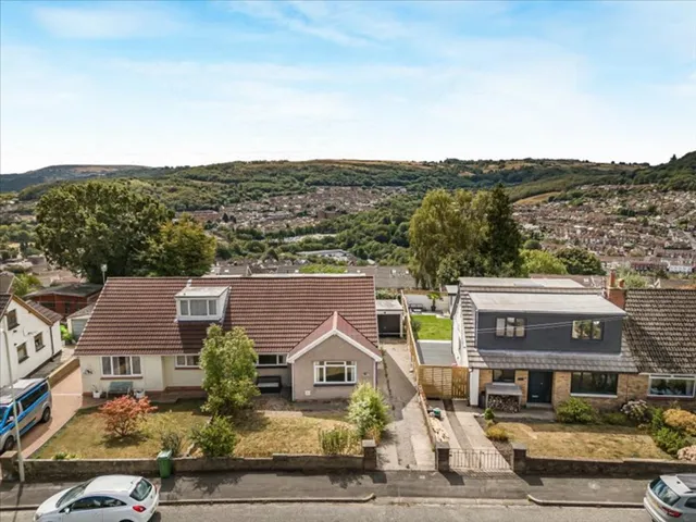 48 Whiterock Drive, Pontypridd CF37 2HA