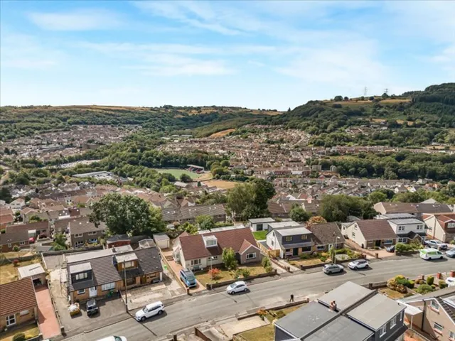 48 Whiterock Drive, Pontypridd CF37 2HA