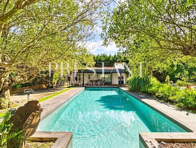 In an oasis at the heart of the Fleuristes district
